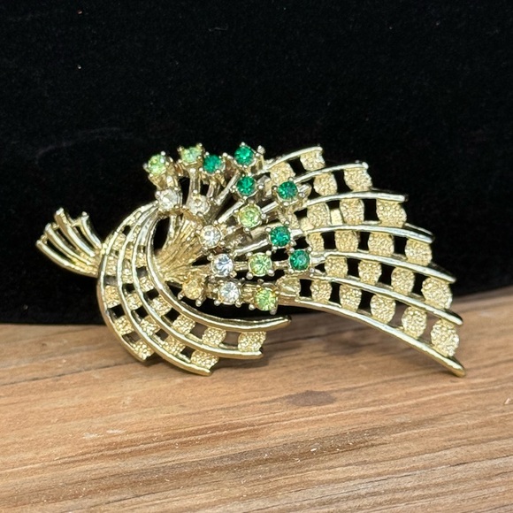 Jewelry - Vintage 50's Leaf Floral Elegant Faceted Glass Rhinestones Gold Tone Brooch